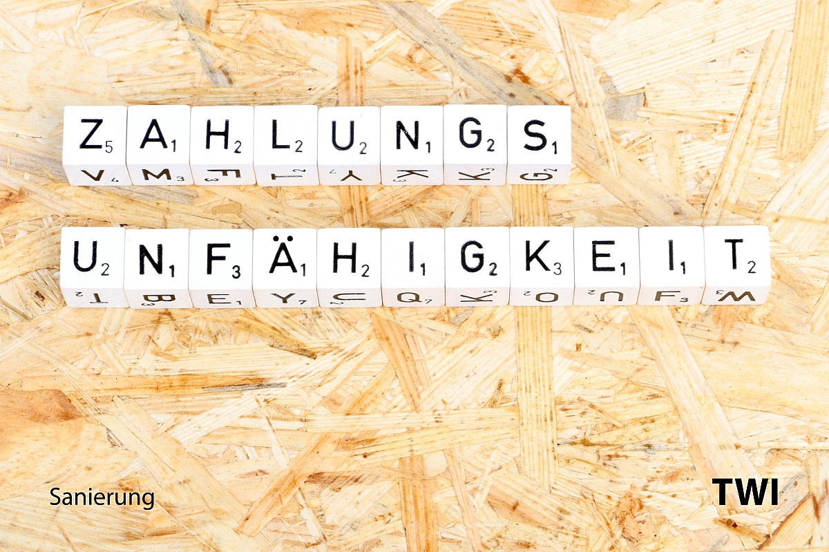 Das Wort Zahlungsunfähigkeit mit Buchstabenwürfeln geschrieben. Darunter die Worte: Sanierung, TBI