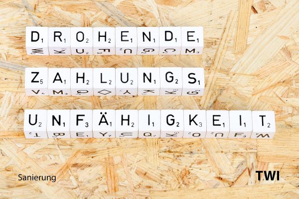 Prüfen, ob bei einem Unternehmen drohende Zahlungsunfähigkeit gegeben ist – eine Kompetenz von TBI. Die Worter Drohende Zahlungsunfähigkeit mit Buchstabenwürfeln geschrieben. Darunter die Worte: Sanierung, TBI.