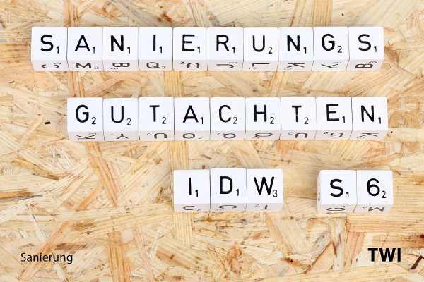 idw-s6-sanierungsgutachten-twi Text IDW S6 Sanierungsgutachten mit Buchstabenwürfeln geschrieben