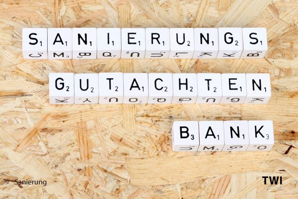 sanierungsgutachten-bank-twi Text. Sanierungsgutachten Bank aus Buchstabenwürfeln geschrieben. Darunter Sanierung - TBI